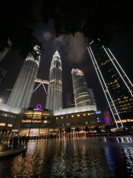 Обои башни петронас, Куала Лумпур, Малайзия, вода, ночь в разрешении 1536x2048