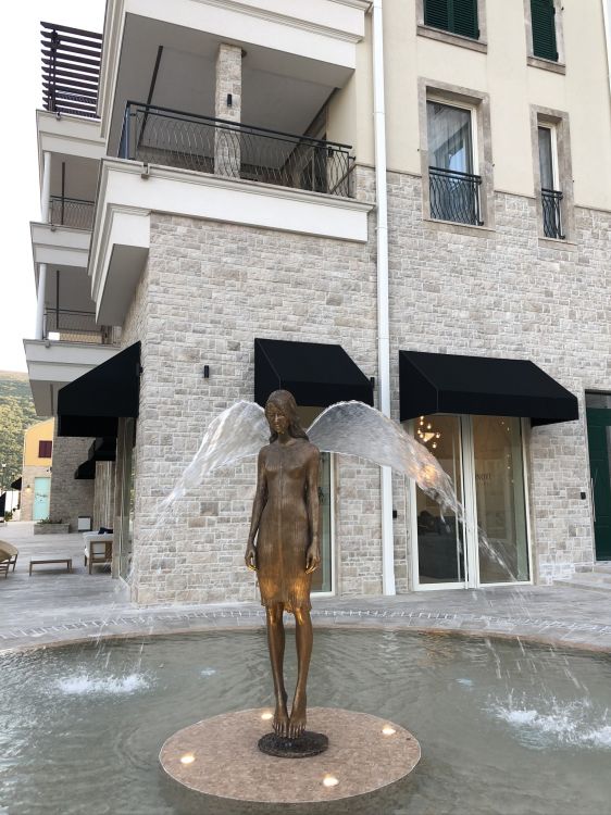 Обои статуя, вода, бронзовая скульптура, скульптура, арт в разрешении 1536x2048