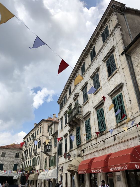 Обои главная городская площадь, дорога, окно, городок, соседство в разрешении 1536x2048