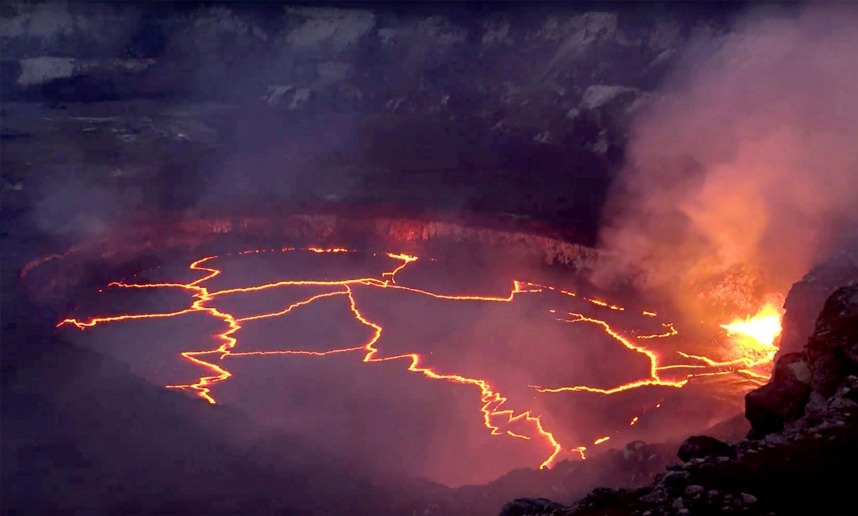 Обои вулкан, лава, лавовое озеро, атмосфера, вулканического рельефа в разрешении 3441x2069