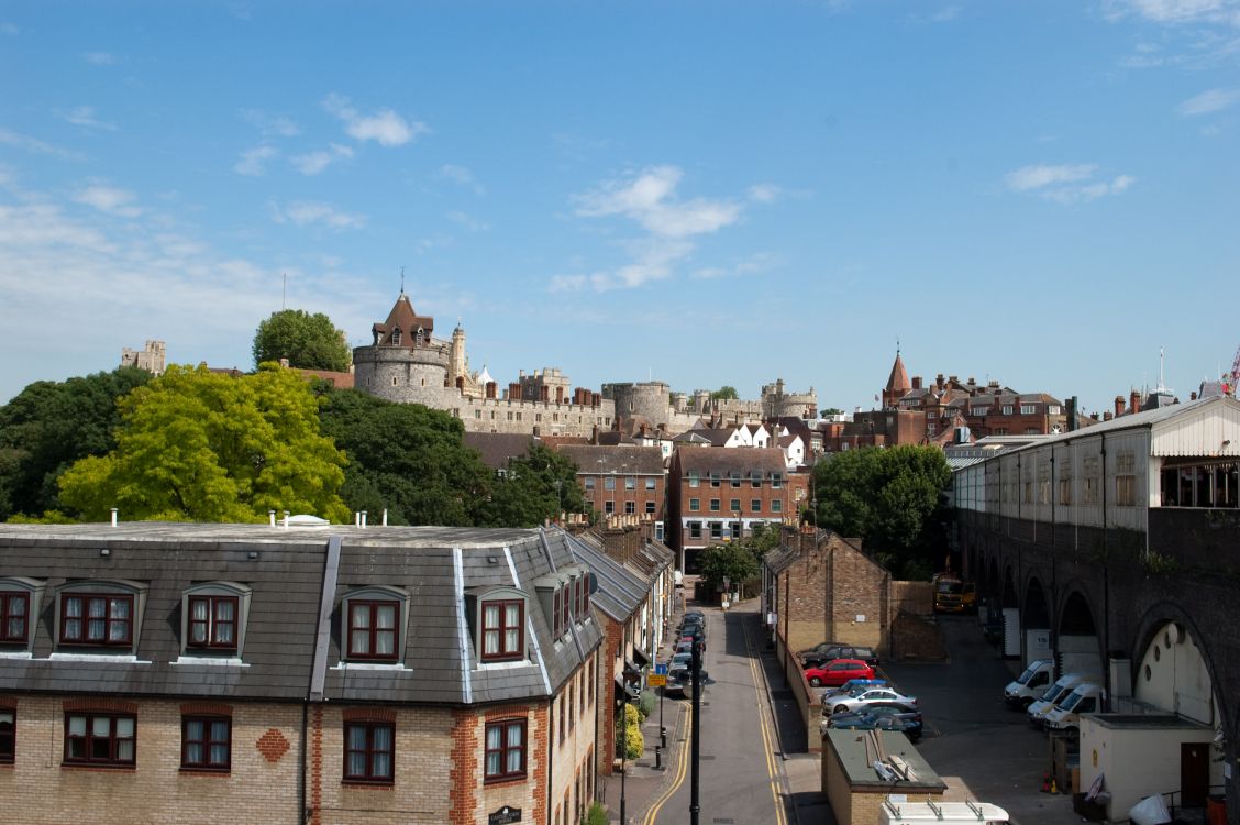 Обои фасад, здание, городок, город, соседство в разрешении 3008x2000