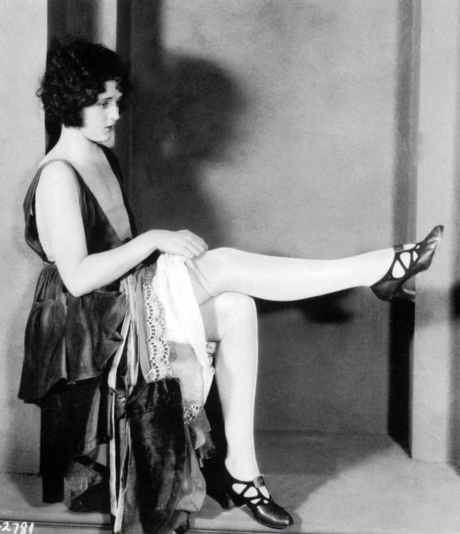 Обои Обними Меня Поцелуй Меня Люби Меня, Я Хочу Быть Любимым Вами, спотифай, нога, снимок в разрешении 1338x1552