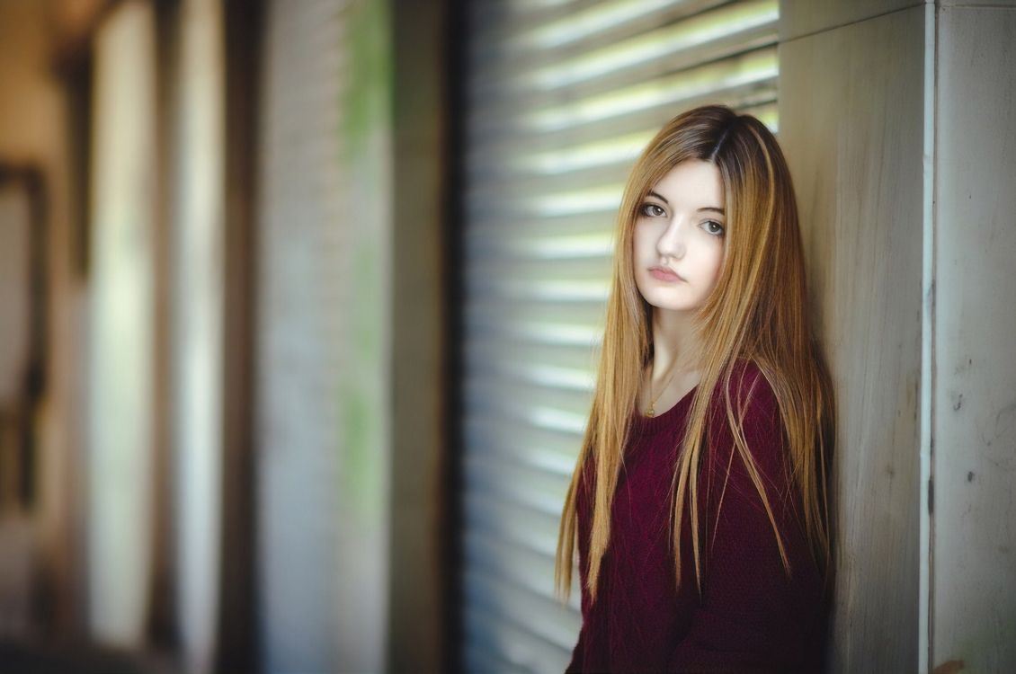 Обои красота, волосы, красный цвет, прическа, длинные волосы в разрешении 2560x1698