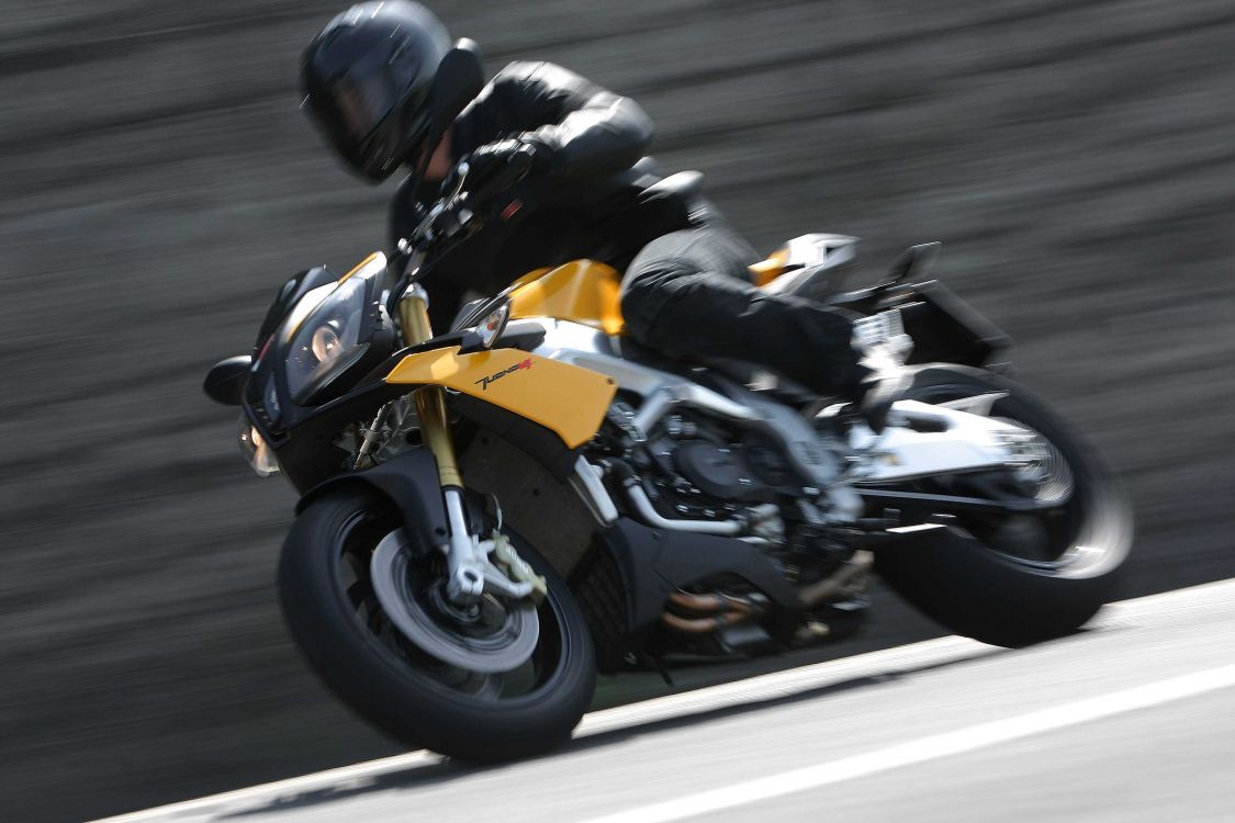 Обои мотоцикл, aprilia tuono, aprilia rsv4, априлия, шина в разрешении 3307x2204