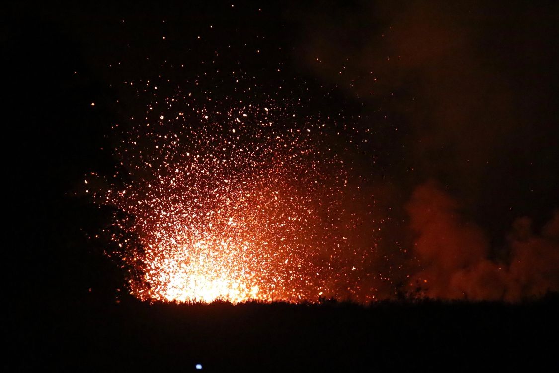 Обои салют, вулкан, лава, ночь, темнота в разрешении 3527x2351