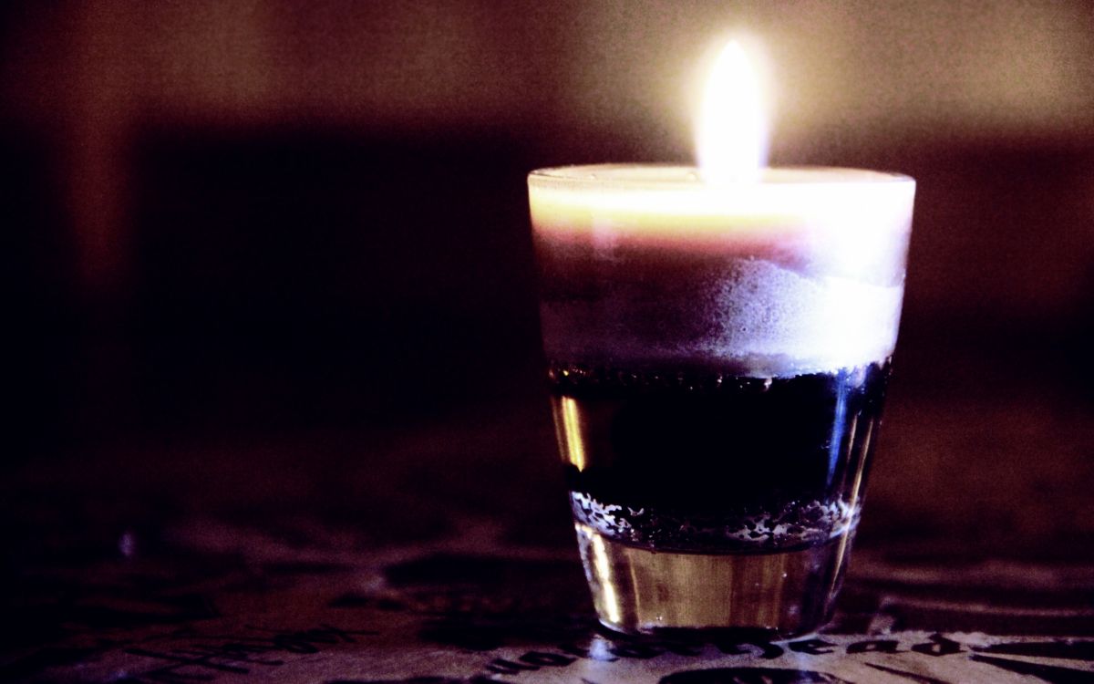 Обои ликер, свеча, стекло, напиток, освещение в разрешении 2560x1600