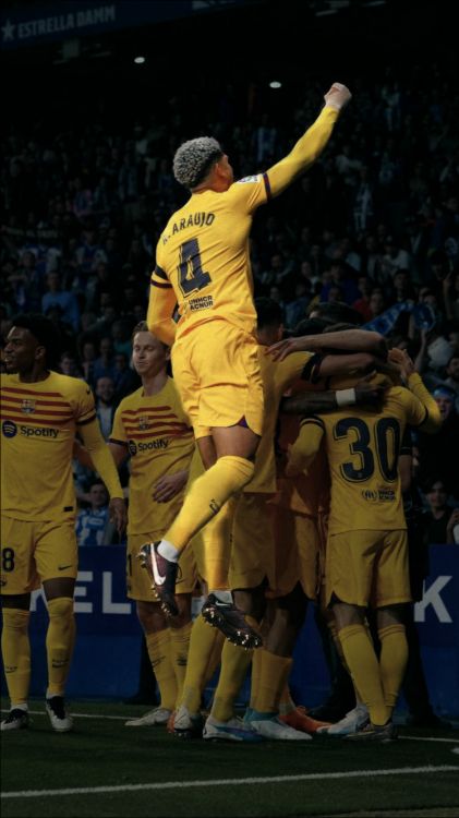 Обои педри, 202223 лига, ФК Барселона, ЖК Испанская Барселона, сцена перед стадионом в разрешении 864x1536