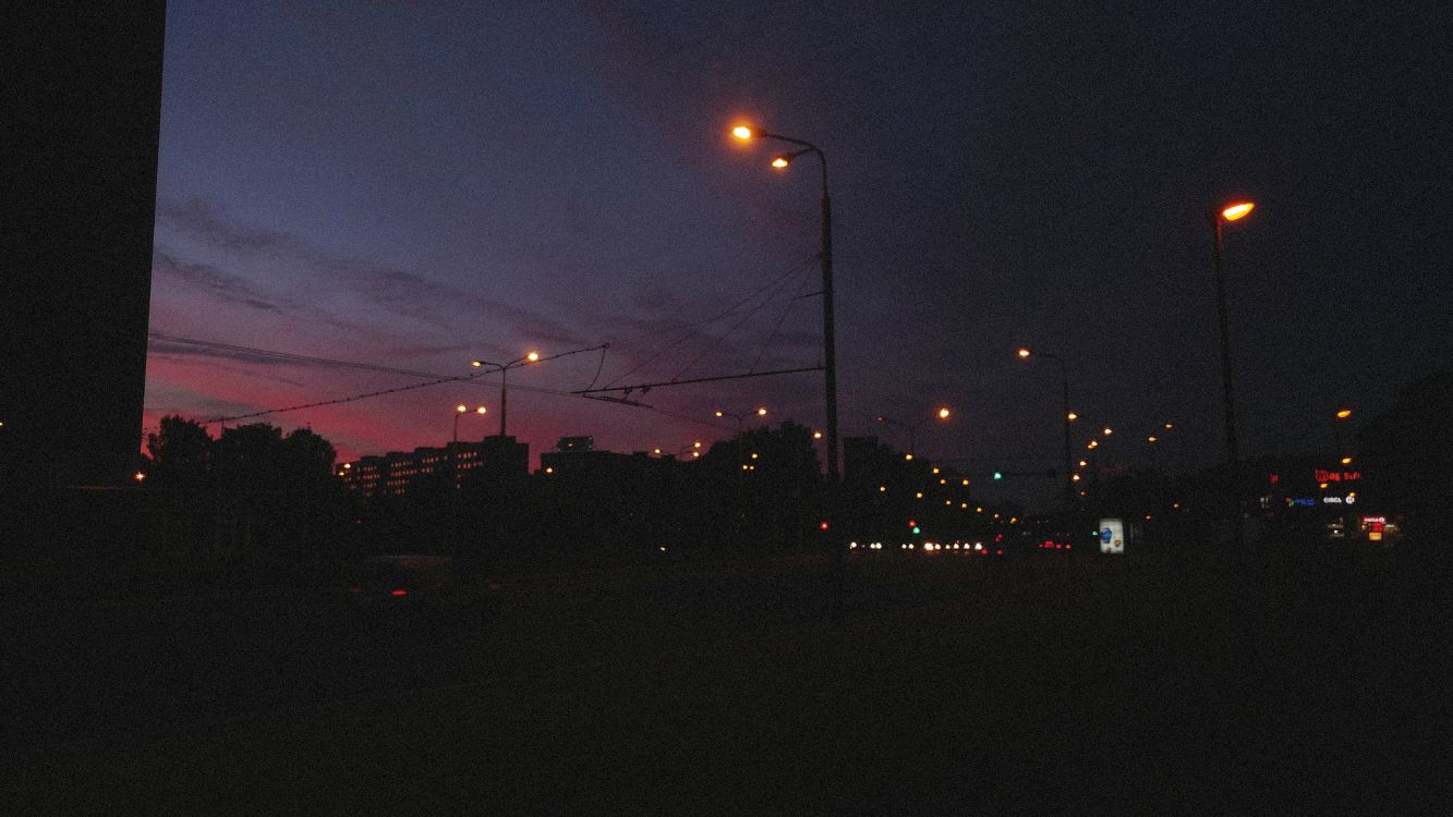 Обои ночь, атмосфера, уличный фонарь, автомобильное освещение, дорожное покрытие в разрешении 2048x1152