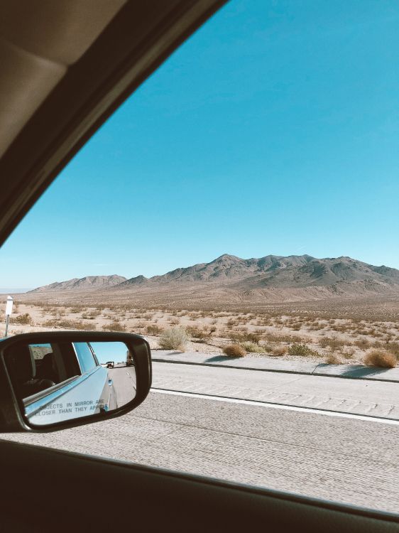 Обои Король, ветровое стекло, зеркало заднего вида, дорожное путешествие, автомобильное зеркало в разрешении 3025x4032