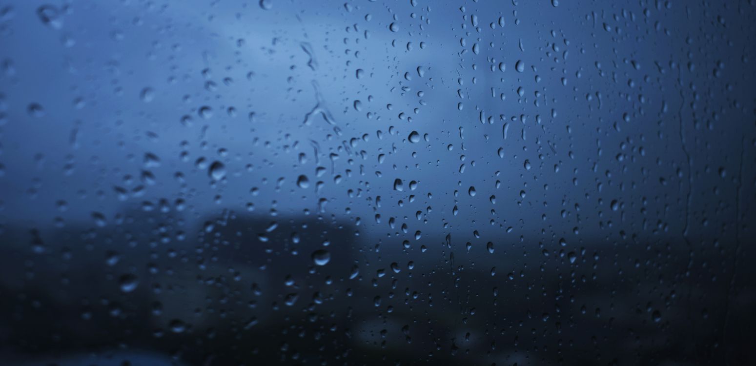 Обои падение, дождь, стекло, синий, вода в разрешении 8192x3965