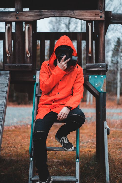 Обои стояние, общественное место, сидящий, отдых, площадка в разрешении 3396x5094