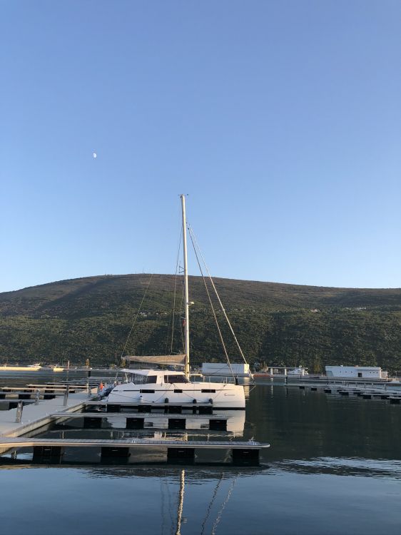 Обои Марина, яхта, вода, мачта, горный рельеф в разрешении 1536x2048