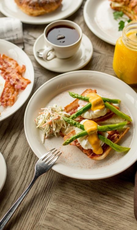 Обои завтрак, яичница, чай, ресторан, кофе в разрешении 2303x3840