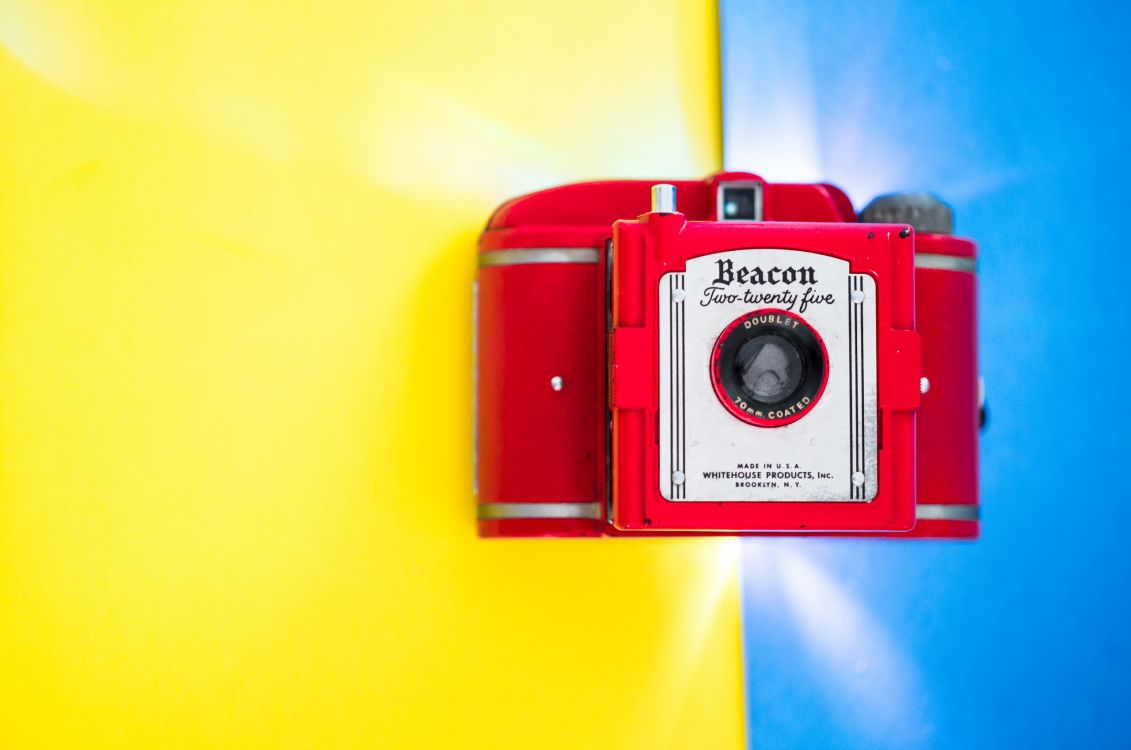 Обои цифровой фотоаппарат, камера, красный цвет, желтый, оптика камеры в разрешении 2560x1697