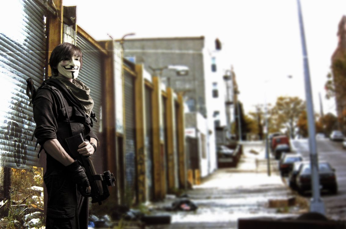 Обои анонимный солдат, Гая Фокса маска, солдат, стояние, улица в разрешении 4928x3264