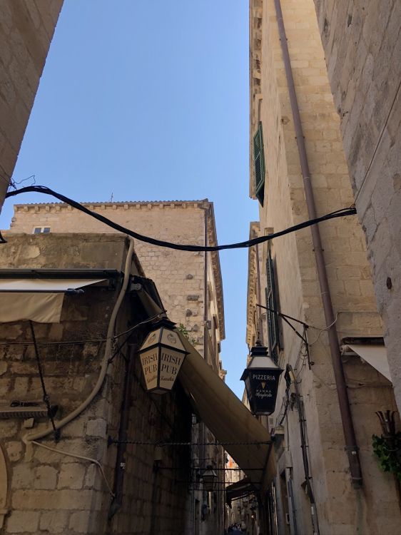 Обои стена, инфраструктура, соседство, городок, улица в разрешении 1536x2048