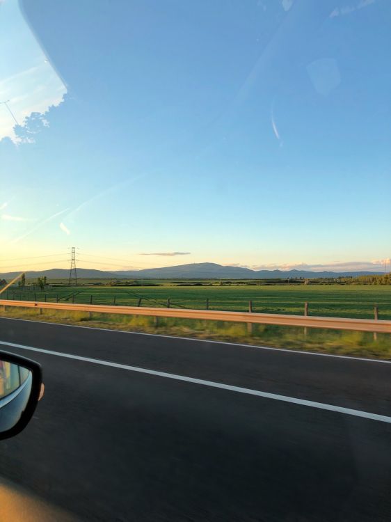 Обои дорога, дорожное покрытие, инфраструктура, асфальт, равнина в разрешении 1536x2048