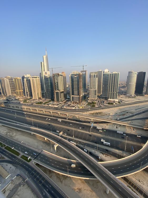 Обои Дубай, дорога, дневное время, башня, городской район в разрешении 1536x2048