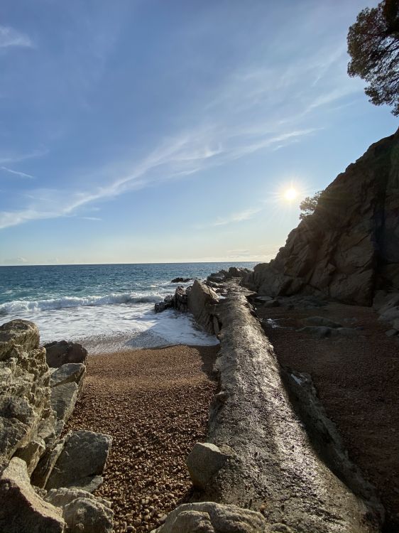 Обои море, рок, берег, побережье, коренная порода в разрешении 1536x2048