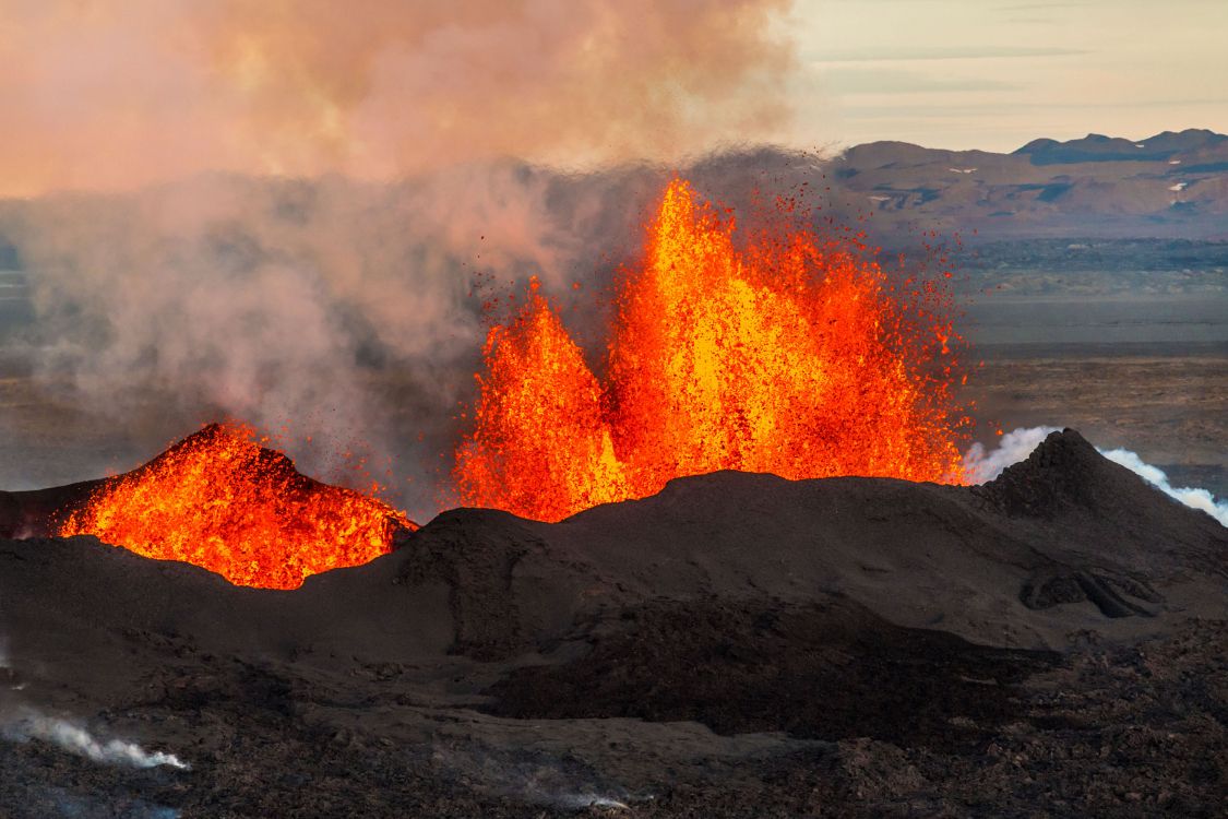 Обои пример Исландии извержение, вулкан, лава, вентиляционные щели, щитовой вулкан в разрешении 3000x2000