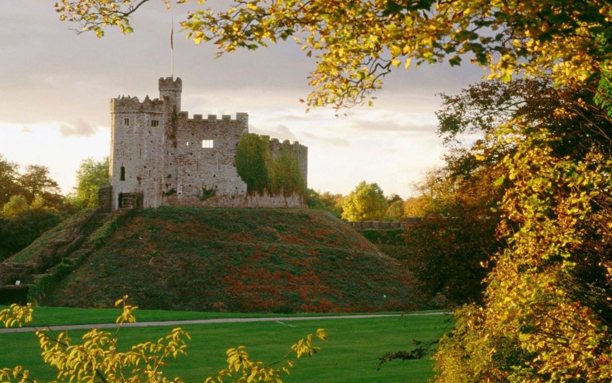 Обои замок Кардифф Уэльс, Замок Кардифф, замок, природа, осень в разрешении 2560x1600