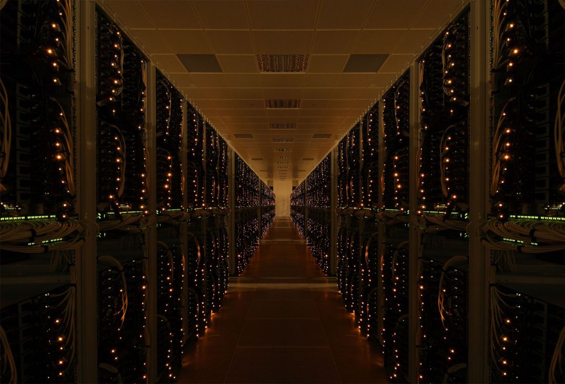 Обои Серверная комната, центр обработки данных, ферма серверов, симметрия, архитектура в разрешении 1920x1306